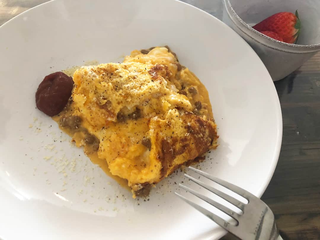 神崎恵さんのインスタグラム写真 - (神崎恵Instagram)「大人の朝ごはんは、納豆チーズ🧀オムレツ🥚🥚🥚🥚 隠し味はマヨネーズ。バターで野菜を炒めたら。溶き卵にマヨネーズとミルクをまぜまぜ。 サルサソースを添えて。 #朝ごはん #納豆チーズオムレツ」3月11日 11時09分 - megumi_kanzaki