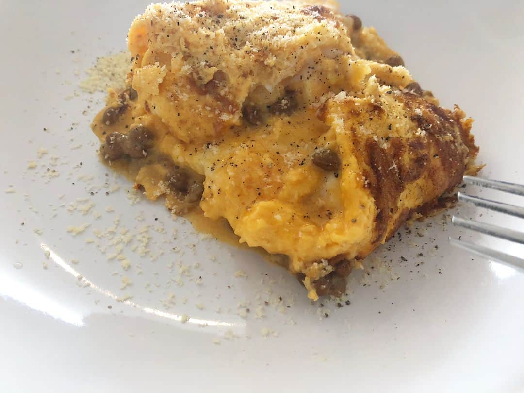 神崎恵さんのインスタグラム写真 - (神崎恵Instagram)「大人の朝ごはんは、納豆チーズ🧀オムレツ🥚🥚🥚🥚 隠し味はマヨネーズ。バターで野菜を炒めたら。溶き卵にマヨネーズとミルクをまぜまぜ。 サルサソースを添えて。 #朝ごはん #納豆チーズオムレツ」3月11日 11時09分 - megumi_kanzaki