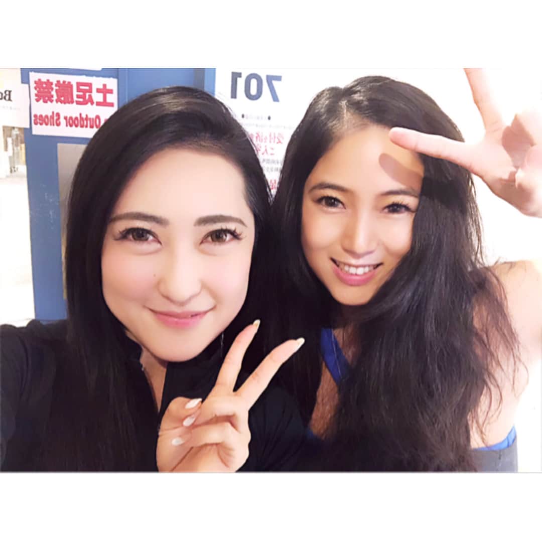 ゆりあさんのインスタグラム写真 - (ゆりあInstagram)「. . . . 2018/3/11 (日) . . . #グリルチキン 宣伝みたいwww ファミマで売ってます😂😂 . . . @yoshinogirl よしたんと やっとこさ『初めまして💓』出来た❤ . . . 前々からお互い知ってたけど 実は会うのは初めて✨✨ またすぐ会おう😻🙏✨✨ . . . ゆかちんとゆうなちゃんと @wannabez_team のセミナーへ❤ . . . ロゴの前で撮ったり👍💕 . . . @ayano5888 あやのさんと 写真撮れたヽ(*´∀`)ﾉ 年中絞れてるウエストを 横からホールドさせてもらいました😻💗 . . . どれもこれもさぁ、 興奮しすぎて前で過ぎ😂😂 . . . まあ、顔でかいからいいやwww . 皆顔が小さすぎて 私からしたら🍚米粒だよ‼️‼️ 少しもらってくれよ。爆 . . . @aya_fit7 あやたんが 鬼絞りでビビる‼️‼️ . ちっちゃくなった‼️‼️ でも、筋肉もりもり💪✨✨ . 安定の可愛さ.... いつか二人を撮らせて❤にまっ . . . . 昨日のパワーを 今日にも活かします🙏✨✨ . . . . #wannabez #nabba #pro #seminar #Posing #筋トレ女子 #トレーニー女子 #ワナビーズ #ポージング  #포즈 #세미나 #콘테스트 #비키니 #선수 #감사합니다 #존경 #あれから７年 #311 #時の流れ #綺麗は作れる #努力は必ず報われる . . . . いろんな努力が 報われますように....🙏✨ . . . .」3月11日 11時25分 - yuria_life