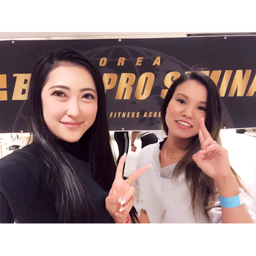 ゆりあさんのインスタグラム写真 - (ゆりあInstagram)「. . . . 2018/3/11 (日) . . . #グリルチキン 宣伝みたいwww ファミマで売ってます😂😂 . . . @yoshinogirl よしたんと やっとこさ『初めまして💓』出来た❤ . . . 前々からお互い知ってたけど 実は会うのは初めて✨✨ またすぐ会おう😻🙏✨✨ . . . ゆかちんとゆうなちゃんと @wannabez_team のセミナーへ❤ . . . ロゴの前で撮ったり👍💕 . . . @ayano5888 あやのさんと 写真撮れたヽ(*´∀`)ﾉ 年中絞れてるウエストを 横からホールドさせてもらいました😻💗 . . . どれもこれもさぁ、 興奮しすぎて前で過ぎ😂😂 . . . まあ、顔でかいからいいやwww . 皆顔が小さすぎて 私からしたら🍚米粒だよ‼️‼️ 少しもらってくれよ。爆 . . . @aya_fit7 あやたんが 鬼絞りでビビる‼️‼️ . ちっちゃくなった‼️‼️ でも、筋肉もりもり💪✨✨ . 安定の可愛さ.... いつか二人を撮らせて❤にまっ . . . . 昨日のパワーを 今日にも活かします🙏✨✨ . . . . #wannabez #nabba #pro #seminar #Posing #筋トレ女子 #トレーニー女子 #ワナビーズ #ポージング  #포즈 #세미나 #콘테스트 #비키니 #선수 #감사합니다 #존경 #あれから７年 #311 #時の流れ #綺麗は作れる #努力は必ず報われる . . . . いろんな努力が 報われますように....🙏✨ . . . .」3月11日 11時25分 - yuria_life