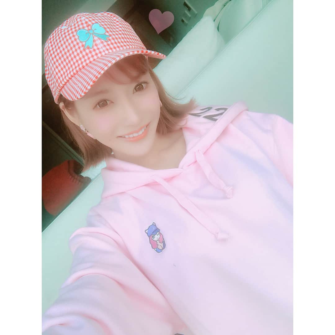 明日花キララのインスタグラム：「桜が待ち遠しくてピンクばっかり着ちゃうよ..🐕💭🌸 . 🐶@clipof」