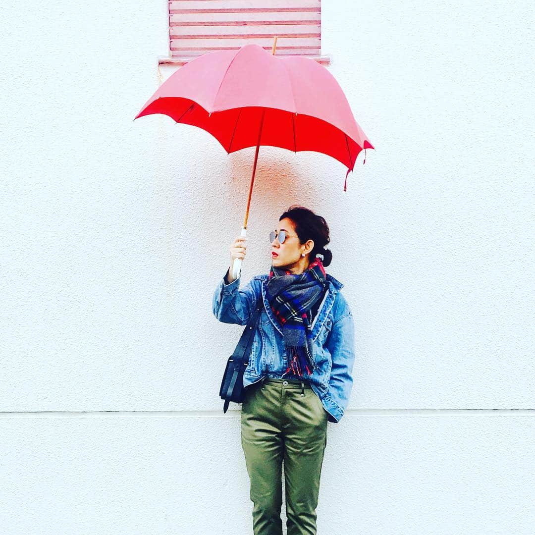 大草直子さんのインスタグラム写真 - (大草直子Instagram)「この前の雨の日。アッパーハイツのベイカーパンツを履いて。 #土曜日大阪で２本 #今日東京で２本 #イベント終わりました #土日も働くイベントは #もちろん大変だけど #結局お釣りがたくさんくるくらい #皆さんからパワーをもらえる #jhonstons  #milaowen #upperhights @upperhights」3月11日 22時38分 - naokookusa