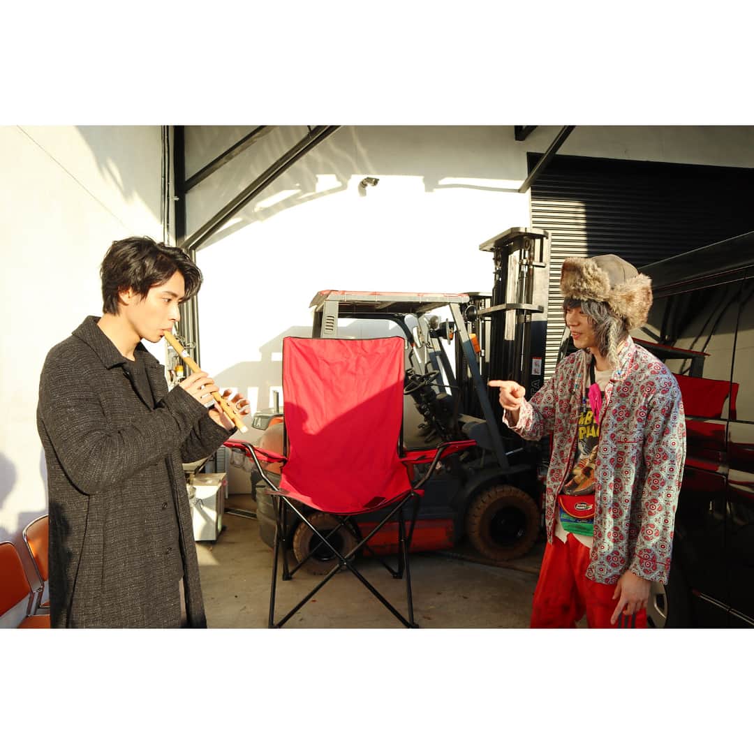 トドメの接吻［公式］のインスタグラム：「#ついに今夜 #最終回 #よる10時30分放送 #あと５時間 撮影最終日、菅田さんからプレゼント🎁してもらった笛を真剣な表情で吹く山﨑さん🙂 曲目「きらきら星」はい、十八番ですよね😉 誰にも教わってないのにほんとに上手に吹いてました。 菅田さん曰く「あいつなんかめっちゃ笛感あるんですよ」（笛限定w） 実は、この笛、菅田さんが石崎ひゅーいさんから頂いて、自宅で山﨑さんと主題歌の相談をしてるとき、山﨑さんが吹いていて、その時も菅田さんのギターにまぁまぁ合わせてきてたそう。 そして、事件はそのあと起こりました😳❗️ その笛を受け取って、吹こうとした菅田さん、しかしひとたび吹いてむせてしまう。 「めっちゃつば入っとるやん」（笑）😂 . …はい！というわけで、今夜ついに最終回❗️ 最後のキスは誰と誰！⁉️ 是非リアタイでご覧下さい‼️ #トドメの接吻 #ドメキス #山﨑賢人 #菅田将暉 #ふたりの独特の間合いが心地いい #そして真ん中に鎮座する椅子 #でかくない？ #春海ファッション #春のよそおい #ほんとはただ上着脱いだだけ #帽子は脱がないのがめっちゃかわいい #実は毎回見えないところで同じ服をめっちゃ重ね着してるのです @todomenokiss_ntv」