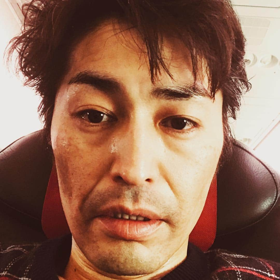 安田顕さんのインスタグラム写真 - (安田顕Instagram)「ありがとう福岡。 #NACS #舞台 #PARAMUSHIR #飛行機 #ギリギリセーフ #汗だく」3月11日 17時32分 - yasu_da_ken