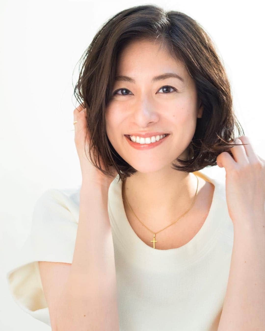 のインスタグラム：「プロフィール写真を新しくしました。いつもとちょっと違う雰囲気で。カメラマンのyuji komatsuさん、makesヘアメイクの碇さん、本当に感謝です🙏I changed my profile pic. Thanks to Yuji Komatsu san and Ikari san 😊 #profile #profilepic #bob #プロフィール #プロフィール写真 #ボブ #ゆるふわ」