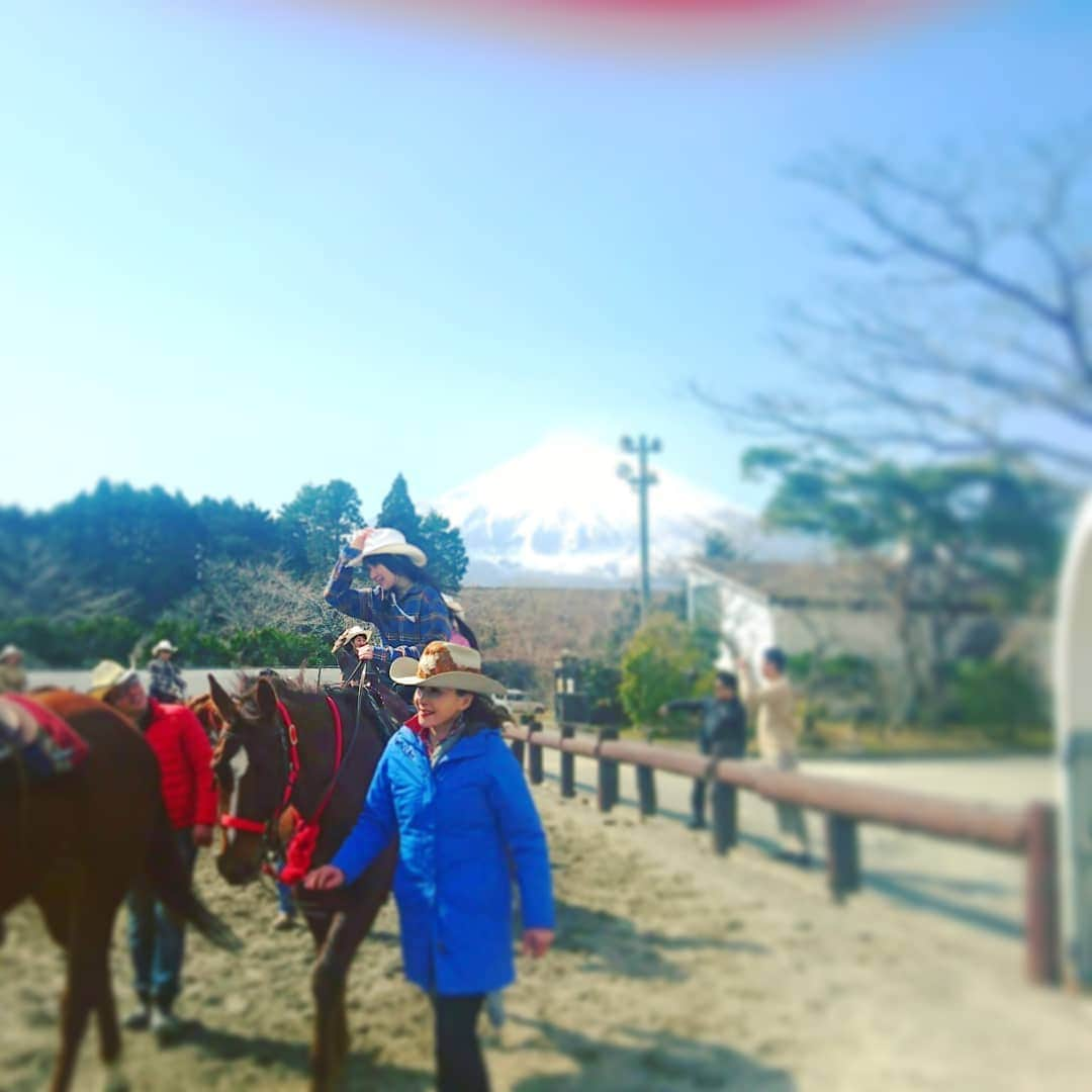 小田桐奈々さんのインスタグラム写真 - (小田桐奈々Instagram)「#プリンセス乗馬部 🐴💓 . . 花粉でずっと涙を流しながらお馬さん乗ってた！！！！！！笑 奈々の今日の相棒はリンクス。 . 人間で言う80歳くらいのおばあちゃんなんだけどこの #御殿場 の #ヴィルタスライディングクラブ で一番足が早いらしい、かっこいいおばあたま……………✨ . . . #乗馬#乗馬クラブ#乗馬体験 #うま#馬#🐴#🐎 #お馬さん#御殿場#静岡県 #ヴィルタスライディングクラブ #horse🐴#horseriding #horses🐴#horseridingclub  #instagood#instalike#me#Japanese#idol#Japaneseidol」3月12日 0時08分 - odagirinana