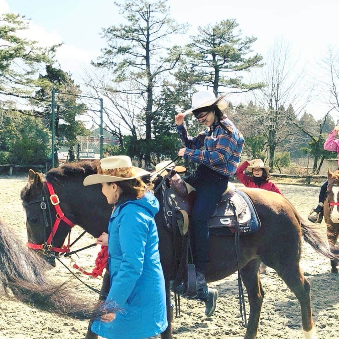 小田桐奈々さんのインスタグラム写真 - (小田桐奈々Instagram)「#プリンセス乗馬部 🐴💓 . . 花粉でずっと涙を流しながらお馬さん乗ってた！！！！！！笑 奈々の今日の相棒はリンクス。 . 人間で言う80歳くらいのおばあちゃんなんだけどこの #御殿場 の #ヴィルタスライディングクラブ で一番足が早いらしい、かっこいいおばあたま……………✨ . . . #乗馬#乗馬クラブ#乗馬体験 #うま#馬#🐴#🐎 #お馬さん#御殿場#静岡県 #ヴィルタスライディングクラブ #horse🐴#horseriding #horses🐴#horseridingclub  #instagood#instalike#me#Japanese#idol#Japaneseidol」3月12日 0時08分 - odagirinana