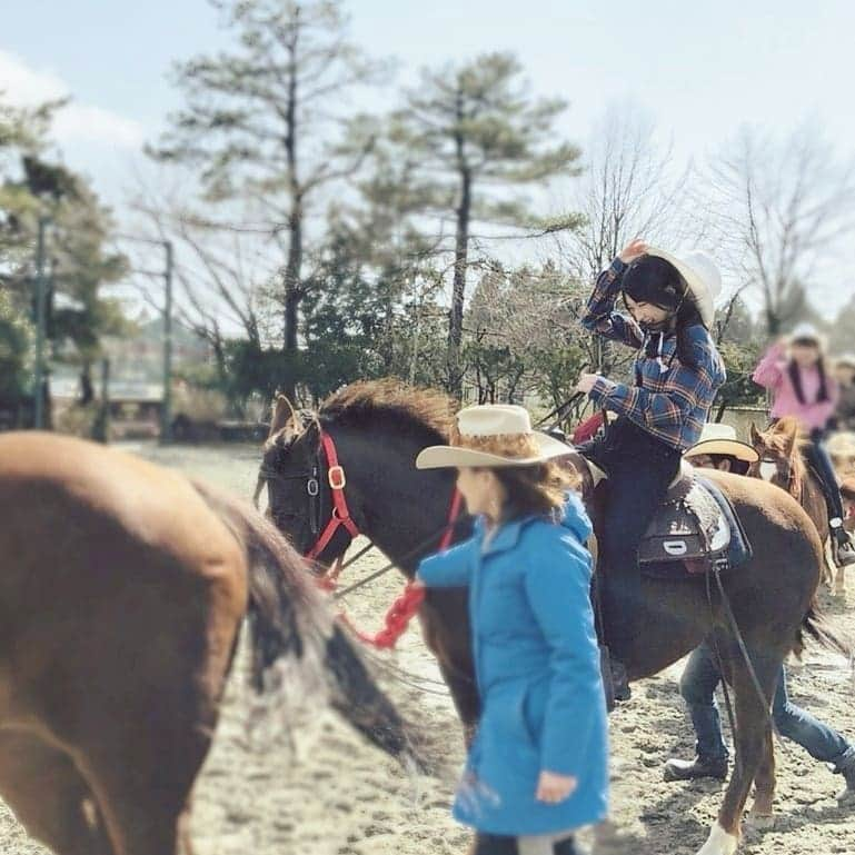 小田桐奈々さんのインスタグラム写真 - (小田桐奈々Instagram)「#プリンセス乗馬部 🐴💓 . . 花粉でずっと涙を流しながらお馬さん乗ってた！！！！！！笑 奈々の今日の相棒はリンクス。 . 人間で言う80歳くらいのおばあちゃんなんだけどこの #御殿場 の #ヴィルタスライディングクラブ で一番足が早いらしい、かっこいいおばあたま……………✨ . . . #乗馬#乗馬クラブ#乗馬体験 #うま#馬#🐴#🐎 #お馬さん#御殿場#静岡県 #ヴィルタスライディングクラブ #horse🐴#horseriding #horses🐴#horseridingclub  #instagood#instalike#me#Japanese#idol#Japaneseidol」3月12日 0時08分 - odagirinana