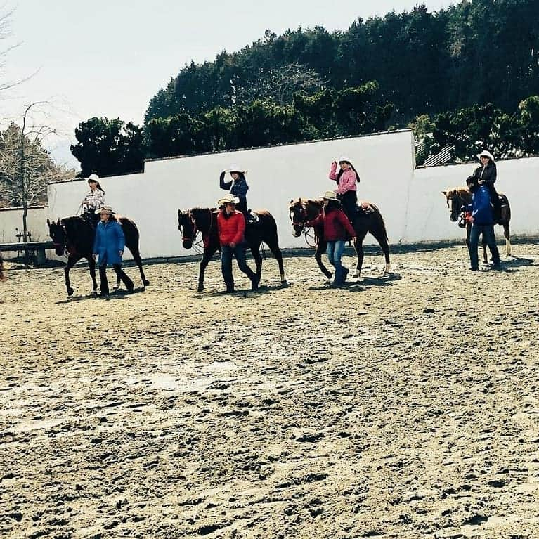 小田桐奈々さんのインスタグラム写真 - (小田桐奈々Instagram)「#プリンセス乗馬部 🐴💓 . . 花粉でずっと涙を流しながらお馬さん乗ってた！！！！！！笑 奈々の今日の相棒はリンクス。 . 人間で言う80歳くらいのおばあちゃんなんだけどこの #御殿場 の #ヴィルタスライディングクラブ で一番足が早いらしい、かっこいいおばあたま……………✨ . . . #乗馬#乗馬クラブ#乗馬体験 #うま#馬#🐴#🐎 #お馬さん#御殿場#静岡県 #ヴィルタスライディングクラブ #horse🐴#horseriding #horses🐴#horseridingclub  #instagood#instalike#me#Japanese#idol#Japaneseidol」3月12日 0時08分 - odagirinana