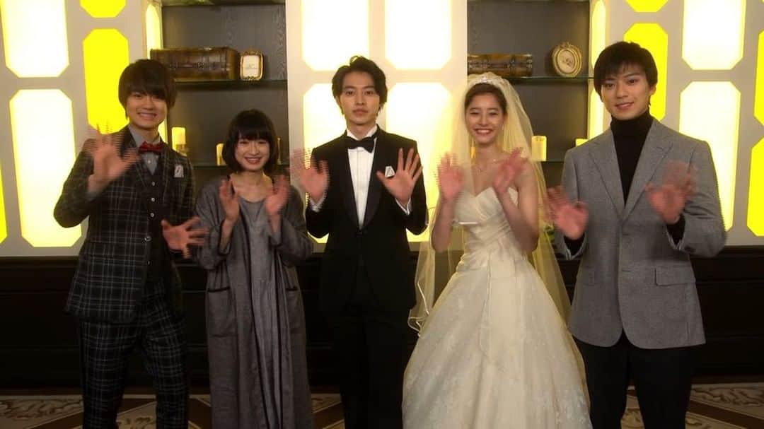 トドメの接吻［公式］のインスタグラム：「#ついに今夜 #最終回 #よる10時30分放送 #あと３時間 . 今夜のプレゼンターは… 山﨑賢人さん💋＆門脇麦さん💋＆新田真剣佑さん💋＆新木優子さん💋＆佐野勇斗さん💋 . 最終回にふさわしい豪華メンバーが揃いました✨ みんないい笑顔😂たった一言ずつでもそれぞれの個性が出てて愛おしい❗️ 最高のキャストたちが最高のキャラクターたちを演じてくれました👍 いまこの時のこのキャストじゃないと作り出せない特別なドラマになりました👍 そして、ファンのみなさんにとてもとても愛されるドラマとなりました👍👍 コメントを読んでいても改めて感じます。 たくさんの人に愛されたいいドラマだったんだなぁ、と。 ちゃんと届いているなぁ、と☺️。 最終回まであと３時間❗ 期待は裏切りません❗ 最高の最終回をお届けします‼️ 「終わるんじゃない、ここからまた始まっていくんだ」 そんな清々しい涙が流れる最終回になってると思います😊✌️ . 今夜のあなたの１時間を、ドメキスに下さい。 . #トドメの接吻 #ドメキス #山﨑賢人 #門脇麦 #新田真剣佑 #新木優子 #佐野勇斗 @todomenokiss_ntv」