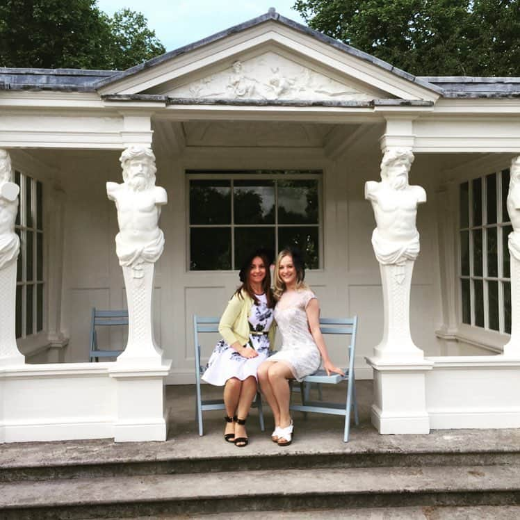 ペニー・クームズのインスタグラム：「Happy Mother’s Day to my hero, my beautiful Mum. 💜 . . . . #happymothersday #mymum #gardenparty #buckinghampalace #queensgardenparty #throwback #queen #myhero」