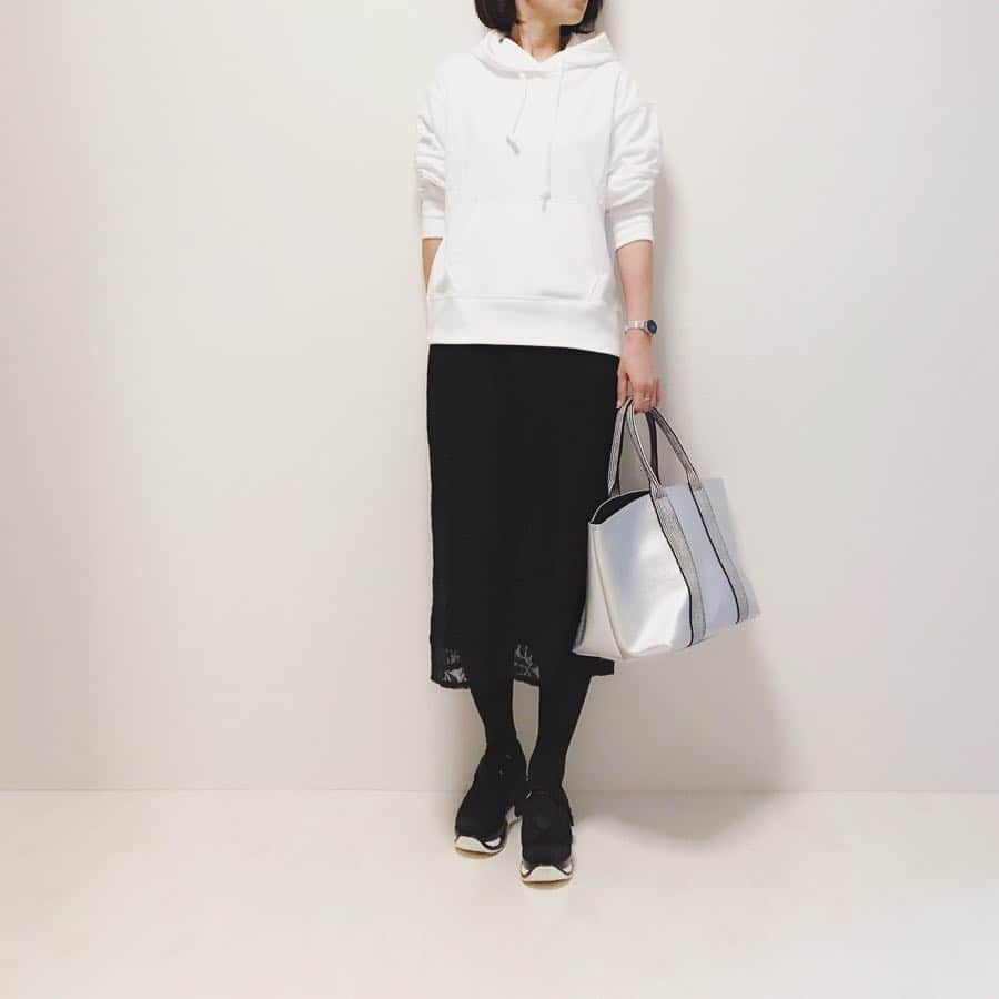 Aiaiさんのインスタグラム写真 Aiaiinstagram Uniqloのスウェットプルパーカにレーススカートのカジュアルコーデ スウェットプルパーカー Uniqlo レーススカート Urs Official バッグ Zakkabox スニーカー Donobanweb Fashion Outfit Style Coordinate