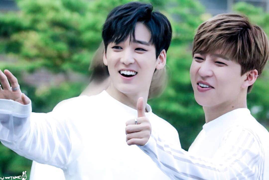 のインスタグラム：「오늘은 우리 수현오빠 생일이에요 !  그래 올해 너의 생일을 키스미 함깨 못기념해요 ! 오늘도 매일도 널 기다릴게요 우리 리더 :") ♡  생일축하해요 신수현 ♡ 너무 너무 사랑해요 @shinsoohyun89」