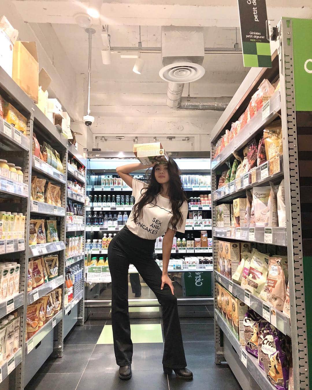 のインスタグラム：「sex and pancakes collab🥞 ‘ photo cred to my girl @nataentokio  私のクーポンコード 「MCVYWK4U」で、¥4500以上の購入で￥500円OFFだって！(3/23まで) ここのセレクトショップ私好みがいっぱいなの🤤 #thankyou @chill.n9」