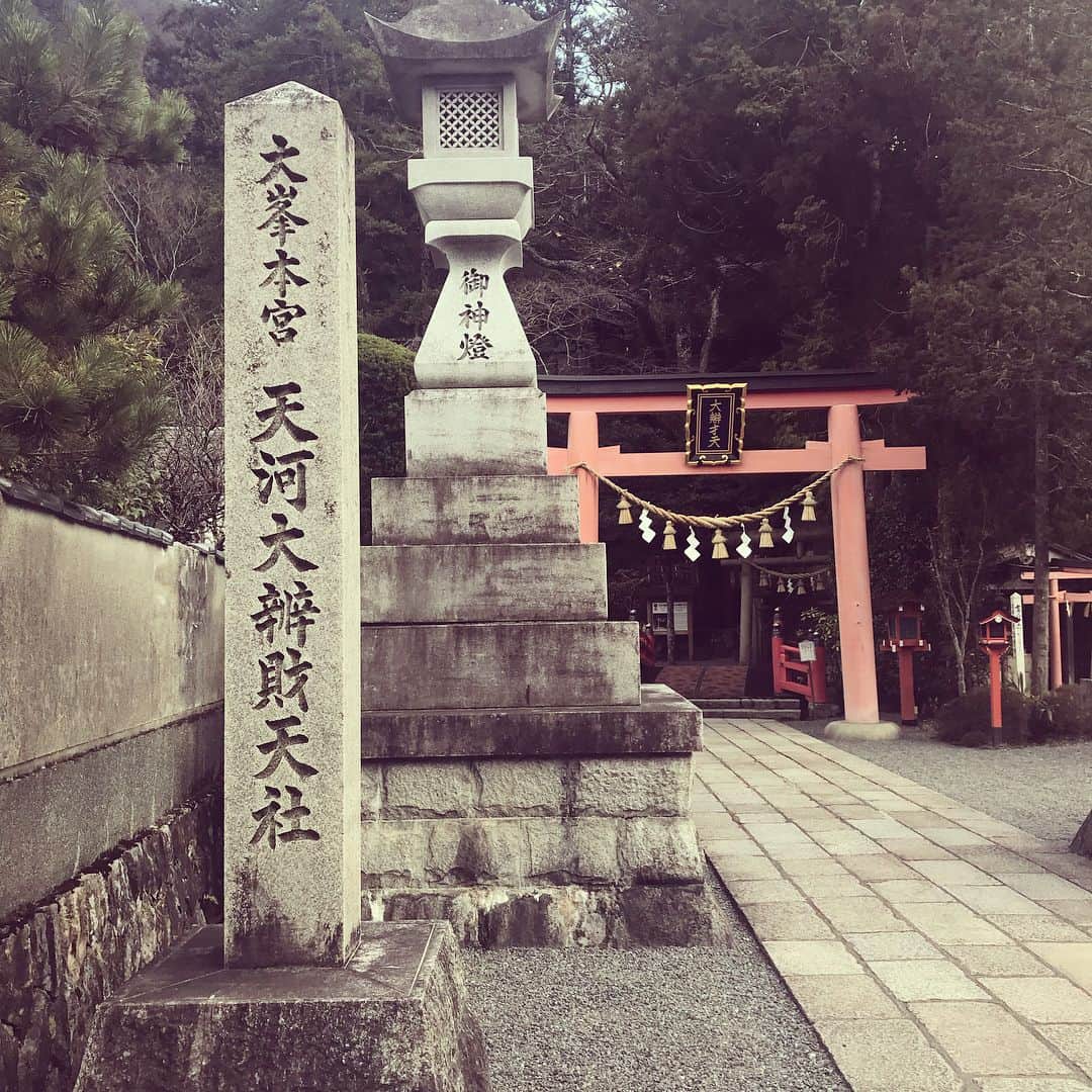 原田佳奈さんのインスタグラム写真 - (原田佳奈Instagram)「ふと思い立って奈良の天河神社へ。 呼ばれた人しか辿り着けないとかみんなに散々言われてたのに、スムーズ過ぎて逆に感動が少ないっていう笑 帰りは東海道新幹線の遅延でエライ目にあったけど、アクシデントも楽しい旅でした。そんな3.11 #近くの温泉で一泊するつもりがスムーズ過ぎて日帰りになる #新大阪からレンタカー #天河神社 #行ったよ #芸能の神様いるって #信じましょう #あれから7年」3月11日 21時49分 - kanaharada1211