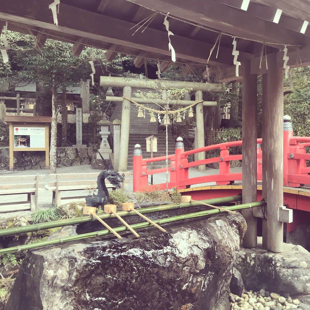原田佳奈さんのインスタグラム写真 - (原田佳奈Instagram)「ふと思い立って奈良の天河神社へ。 呼ばれた人しか辿り着けないとかみんなに散々言われてたのに、スムーズ過ぎて逆に感動が少ないっていう笑 帰りは東海道新幹線の遅延でエライ目にあったけど、アクシデントも楽しい旅でした。そんな3.11 #近くの温泉で一泊するつもりがスムーズ過ぎて日帰りになる #新大阪からレンタカー #天河神社 #行ったよ #芸能の神様いるって #信じましょう #あれから7年」3月11日 21時49分 - kanaharada1211