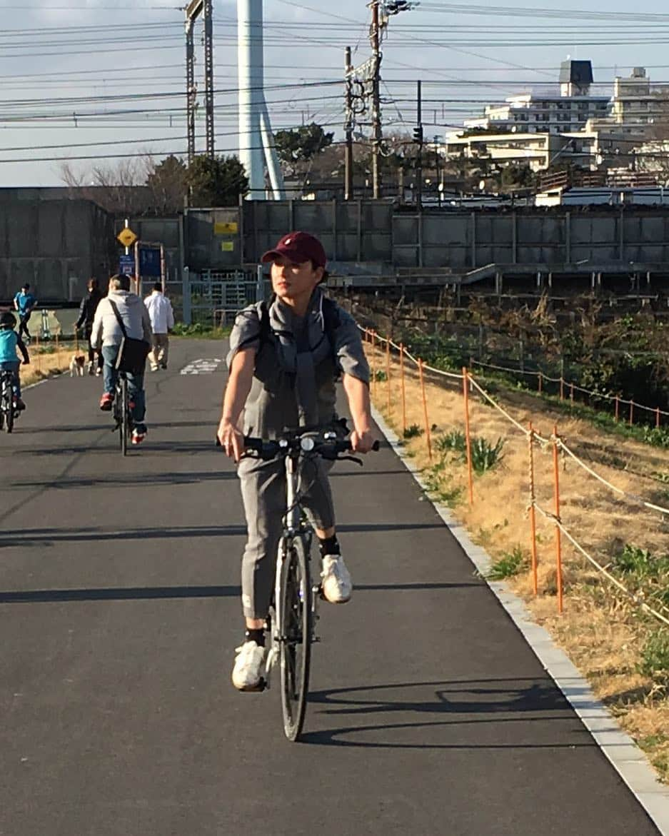 清原亜希さんのインスタグラム写真 - (清原亜希Instagram)「週末自転車にのる🚲  空を眺め、風をきる…  土手沿いを走ると、 沢山の人々の笑い声や声援、野球やサッカーで頑張る子供達の大きな声…  最近、今まで当たり前に感じていた何気ない事がありがたく思える。笑  #311#頑張る姿にありがとう#声って#大きな声って#人を元気にするね」3月11日 21時45分 - shokatsu0414