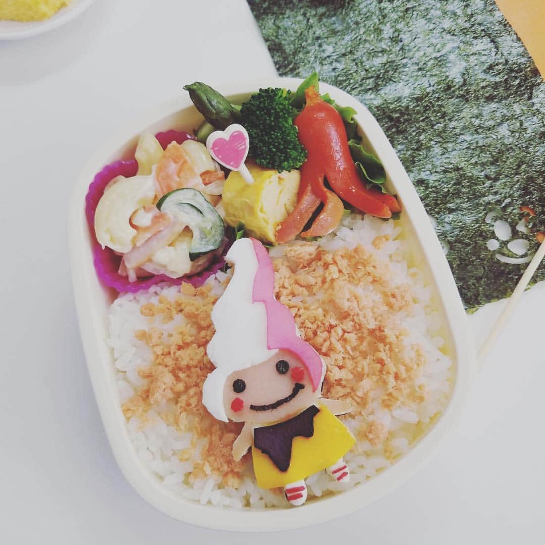 のインスタグラム：「💔 杏寿お手製のかんみちゃん弁当🍱💕💕 . #ホリデイラブ #サレ妻 #お弁当 #キャラ弁 #たこさんウインナー #卵焼き #鮭ごはん  #🍱」