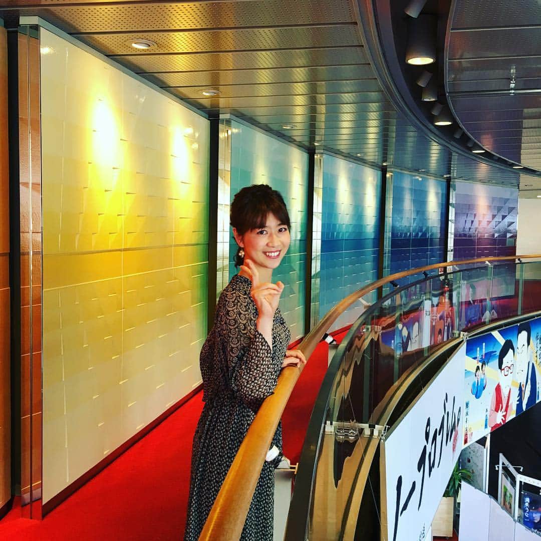 虎谷温子さんのインスタグラム写真 - (虎谷温子Instagram)「インスタ映えへの道…スペシャル！  川田裕美さんに、教えてもらったカラフルな壁の前で、撮ってみました！笑  #川田裕美 さんありがとう！ #映えてる、かしら？？ #あと少しでこの壁ともお別れかと思うと #少しさみしい」3月12日 8時35分 - atsukotoraya.ytv
