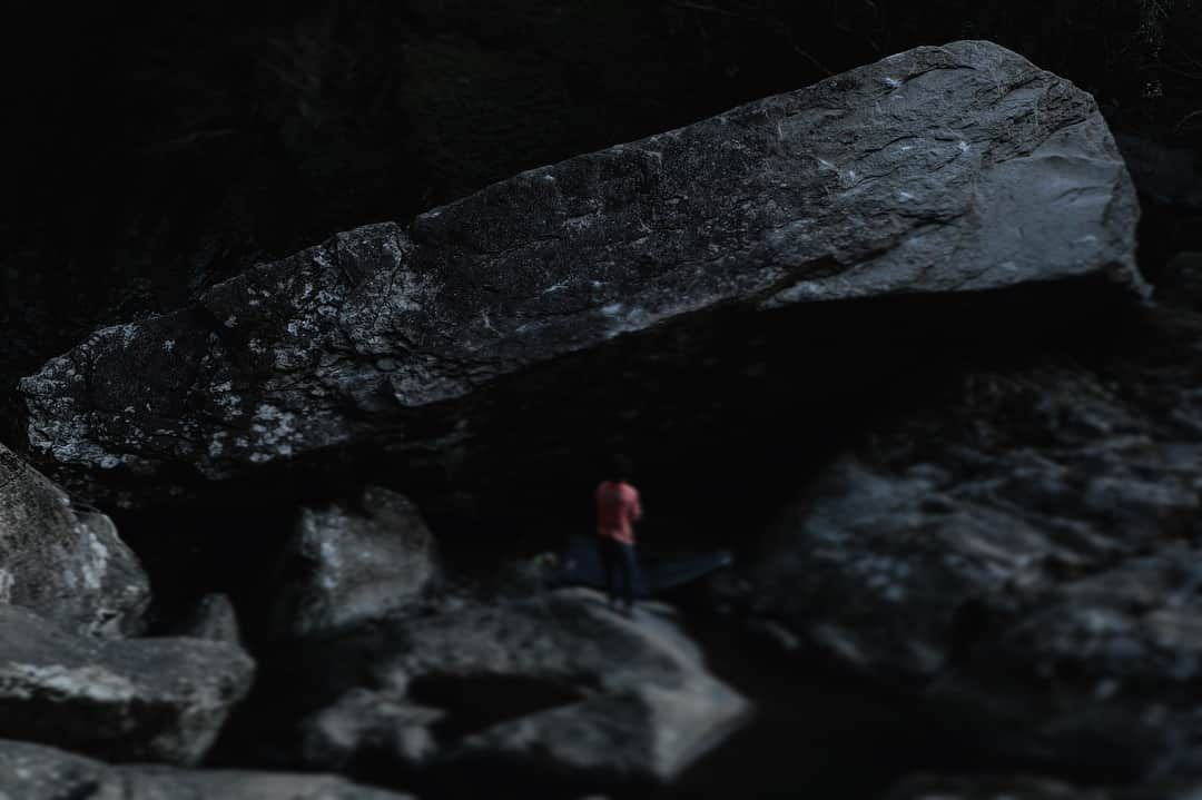 一宮大介さんのインスタグラム写真 - (一宮大介Instagram)「Send “Gekirin (v15)”that one of hardest boulder in Kyoshu from @dai_koyamada . It has unique holding for best,hard traverse and crux.I was suffer from the crux move. Sick photo from @i_chikara  九州最難に九州男児の腕っ節をと思い、前回の龍頭泉でカラムーチョを登った後、気になっていた”逆鱗(5段+)”。オリジナルムーブと違うムーブを見つけ、手数は減ったけど、核心の遠い一手が難しい。繋げトライの核心で数回落ちたけど、その後数トライで核心がバチっと止まり登れました。1手目があまりしたことないホールディングで、岩ならではの理不尽だけど出来て楽しいというのが印象的でした。 古賀さん、一日中付き合っていただいて、ありがとうございました🙏 @fiveten_official @mountainhardwear.jp @frictionlabs @organicclimbing @up.athlete」3月12日 5時36分 - daisukeichimiya