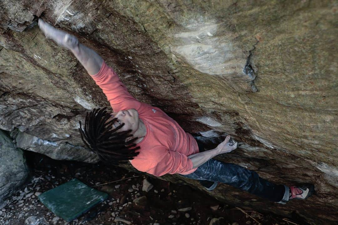 一宮大介さんのインスタグラム写真 - (一宮大介Instagram)「Send “Gekirin (v15)”that one of hardest boulder in Kyoshu from @dai_koyamada . It has unique holding for best,hard traverse and crux.I was suffer from the crux move. Sick photo from @i_chikara  九州最難に九州男児の腕っ節をと思い、前回の龍頭泉でカラムーチョを登った後、気になっていた”逆鱗(5段+)”。オリジナルムーブと違うムーブを見つけ、手数は減ったけど、核心の遠い一手が難しい。繋げトライの核心で数回落ちたけど、その後数トライで核心がバチっと止まり登れました。1手目があまりしたことないホールディングで、岩ならではの理不尽だけど出来て楽しいというのが印象的でした。 古賀さん、一日中付き合っていただいて、ありがとうございました🙏 @fiveten_official @mountainhardwear.jp @frictionlabs @organicclimbing @up.athlete」3月12日 5時36分 - daisukeichimiya