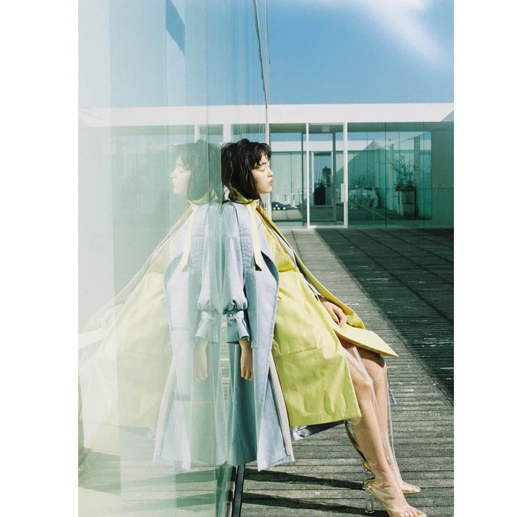 花盛友里のインスタグラム：「Shooting for @flandreonlinestore . . 今週はあったかいって、、！ ほんとかしら。 黄色の服が欲しいなぁってずっとおもってるけど出会わないなぁ。」