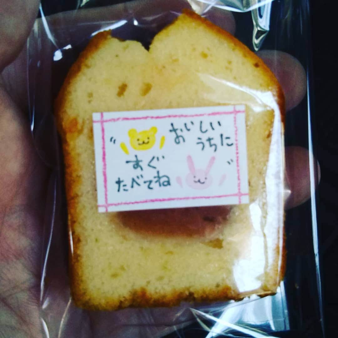 下関マグロさんのインスタグラム写真 - (下関マグロInstagram)「ぶらぶら町中華のロケで鈴木アカミさんからケーキをもらいました。 @takakosweets」3月12日 17時22分 - maguro_shimonoseki