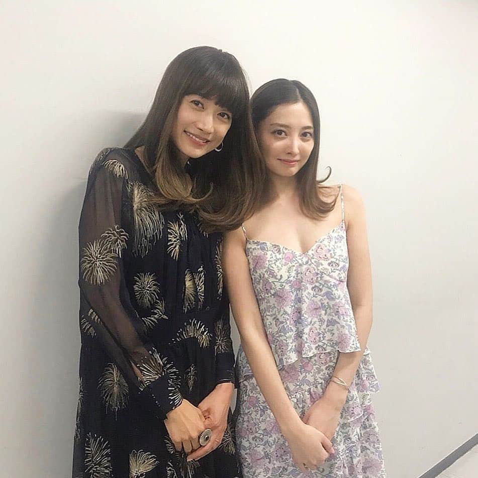 大石絵理のインスタグラム：「かわいいおねえさまと🌸💕 明日19:00から…😌 #あれどっちの髪の毛だ？笑 #TBS #この差って何ですか !?」