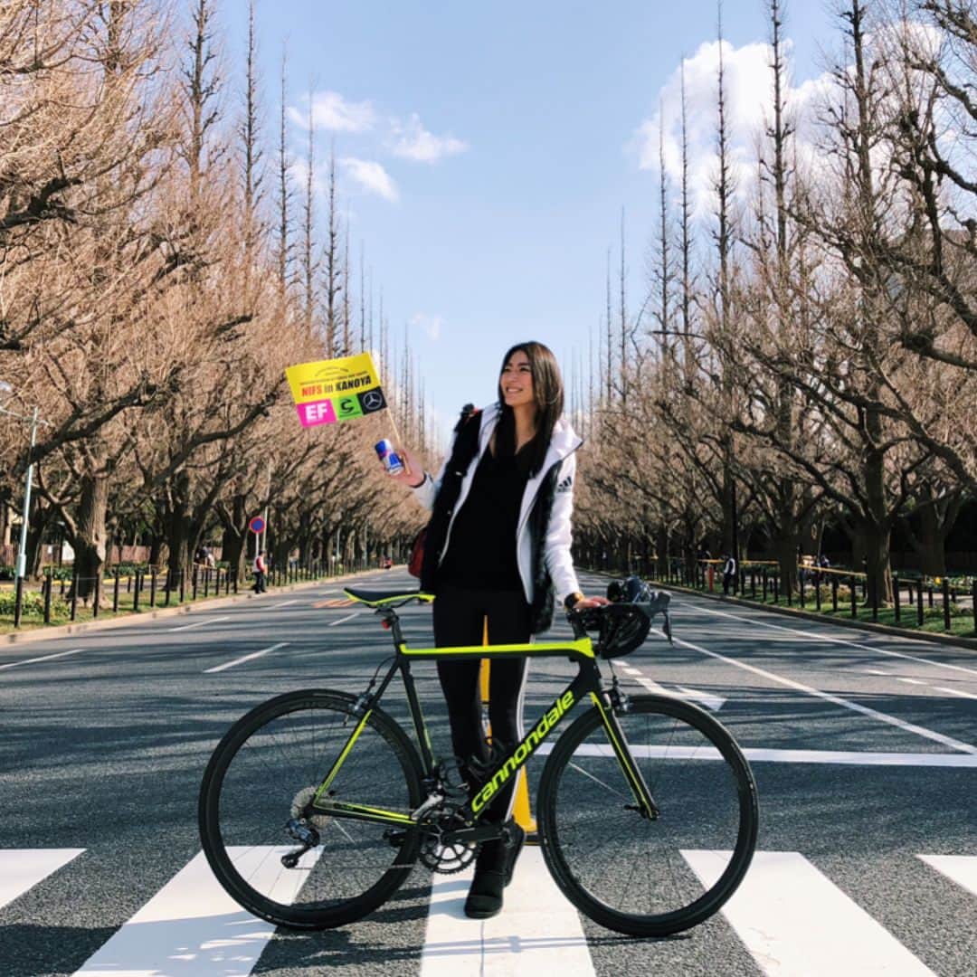 福田萌子さんのインスタグラム写真 - (福田萌子Instagram)「昨日は、全日本学生ロードレース・カップ・シリーズ最終戦の「第12回明治神宮外苑大学クリテリウム」の観戦に‼️ 屋久島100kmライドの時にサポートしてくれた鹿屋体育大学のみんなも出ていたよ✨ Red Bullでエナジーチャージをして応援にも一段と熱が入りました！ ・ 私と鹿屋体育大学自転車競技部のみんなは同じcannondale supersix evohimodに乗っているので更に親近感っ。 サイクリング日和のお天気を1日満喫しました。 ・ #cycling #cyclist #criterium #cannondale #redbull #クリテリウム #明治神宮外苑クリテリウム」3月12日 17時50分 - moekofukuda
