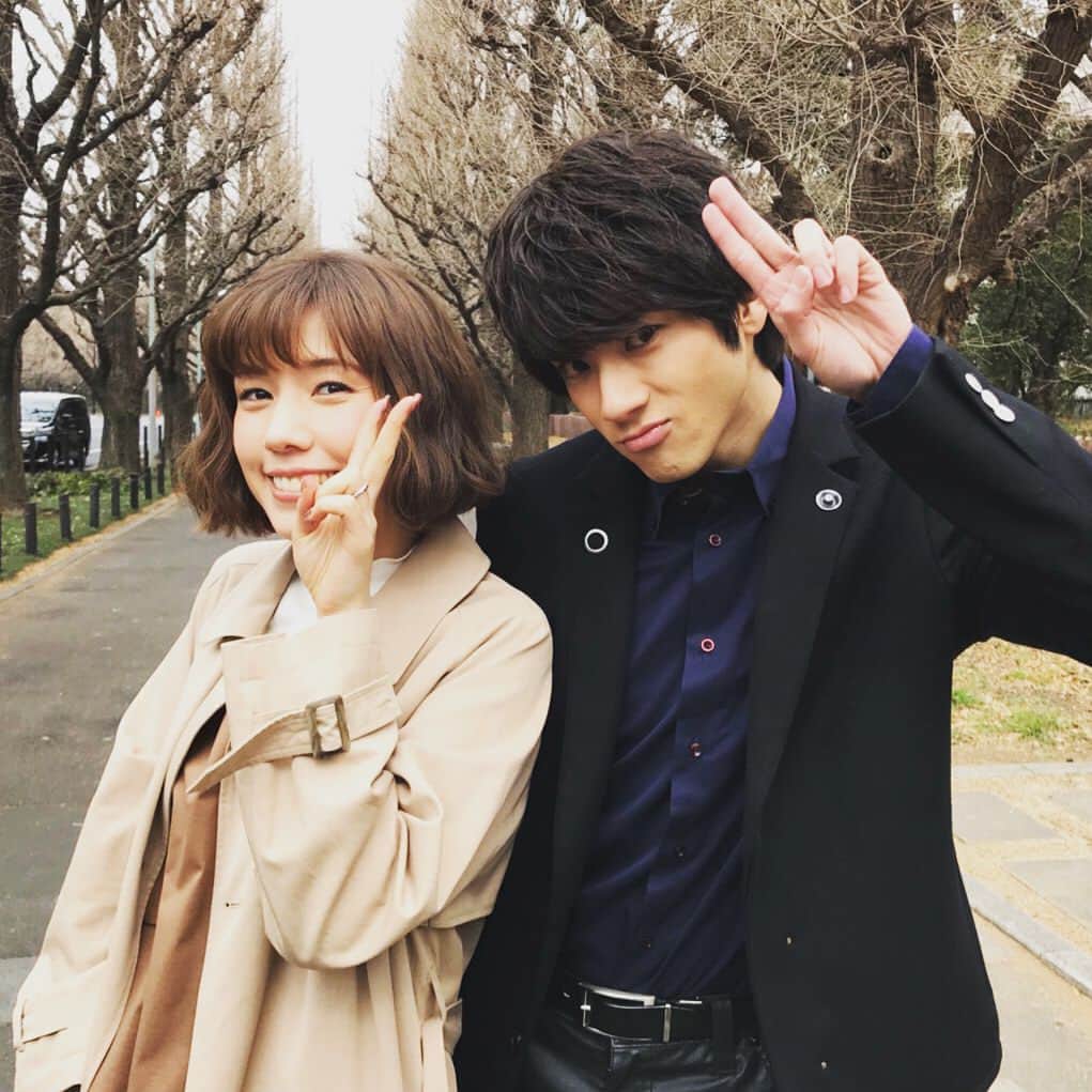 のインスタグラム：「💔 ひさしぶりのこのツーショット✌️ . #ホリデイラブ #サレ妻 #仲里依紗 #山田裕貴 #オフショット #銀杏並木 #杏寿と志賀さん #in東京 #再会 #ツインソウル？ #志賀さんに裏切られた杏寿だけど #休憩中はなかよしです #おちゃめなふたり #Twitterにはもっとおちゃめポーズを📸」
