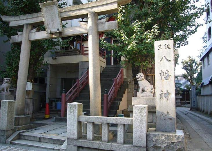 紺野栞さんのインスタグラム写真 - (紺野栞Instagram)「. 目黒にある、誕生八幡神社 . ひっそりと目黒駅近くに 佇んでいる神社…！ 色鮮やかで何故か 安心感のある神社。 . 太田道灌が夫人の 安産祈願のために宇佐八幡を 勧請して建てたその後、 無事に出産できたことから 誕生八幡神社と命名されたそう。 . やから安産祈願の ご利益があるのかも。 安心感はこのご利益から 来ているのかなぁ . そして一度は行ってみたいと 思っていた！！！！ 目黒のサンマ祭りの会場！！！ 秋刀魚好きやからな〜〜 今年こそはと思ってるよ…！ . . . #誕生八幡神社 #目黒 #秋刀魚 #サンマ祭り  #神社 #寺 #巡り #御朱印 #御朱印ガール #japanesegirl #followme  #朝活 #おはよう #goodmorning #早上好  #안녕하세요 #일본 #신사 #shrine #temple #tokyo」3月12日 9時59分 - shiooo1023