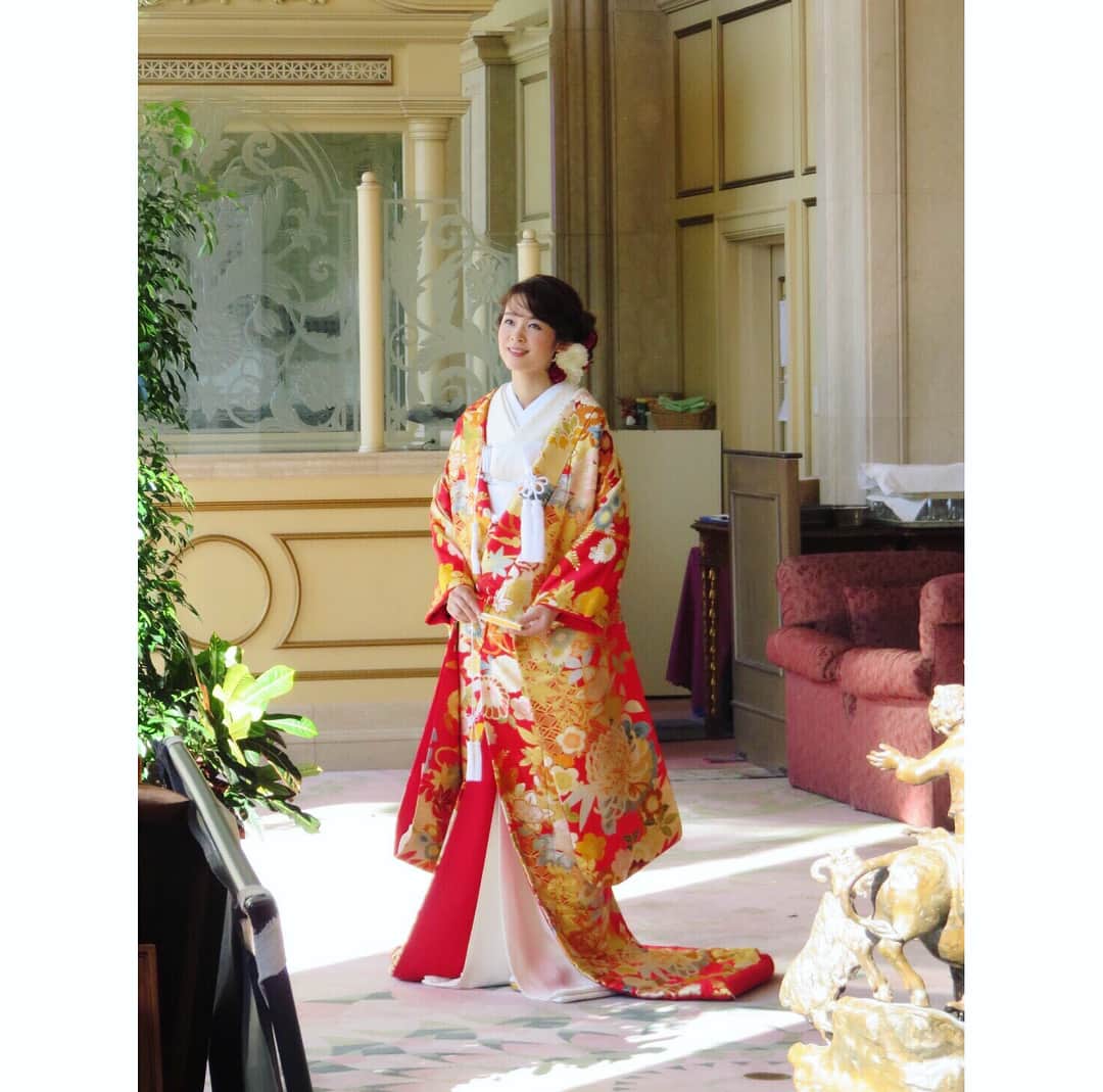 藤澤恵麻さんのインスタグラム写真 - (藤澤恵麻Instagram)「『25ans ウエディング 2018 Spring』が発売中です。 和の婚礼衣装として豪華な柄行きの振袖や打掛けを着ての撮影でした。 自分の結婚式では打掛けは着なかったので、袖を通せて嬉しかったです。 また誌面では、私の結婚式についても触れています。 そして、先日の『エマリーエ』のウェディングショーの様子も特集されています。 是非、ご覧になってください。  #恵麻 #ema #25ansウエディング #25answedding #撮影 #花嫁 #和装 #打掛け #振袖 #婚礼衣装 #結婚式 #エマリーエ #EMarie」3月12日 11時15分 - ema_fujisawa_official