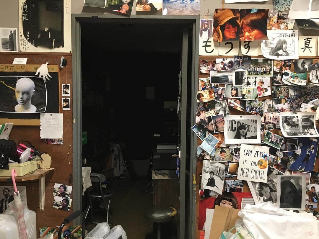 小林希さんのインスタグラム写真 - (小林希Instagram)「こないだ久しぶりに、こっそり覗いた大学母校の写真部、部室。学生時代、ここに所属してました。この暗室にこもってました。なつかしいニオイ。嗚呼... #旅#トラベル#japan#国内#仕事#東京生活#写真部#暗室#フィルム時代#ネガ焼いてた#酸っぱい匂い #旅か写真の学生時代#熱心な部員ではない」3月12日 11時55分 - nozokoneko