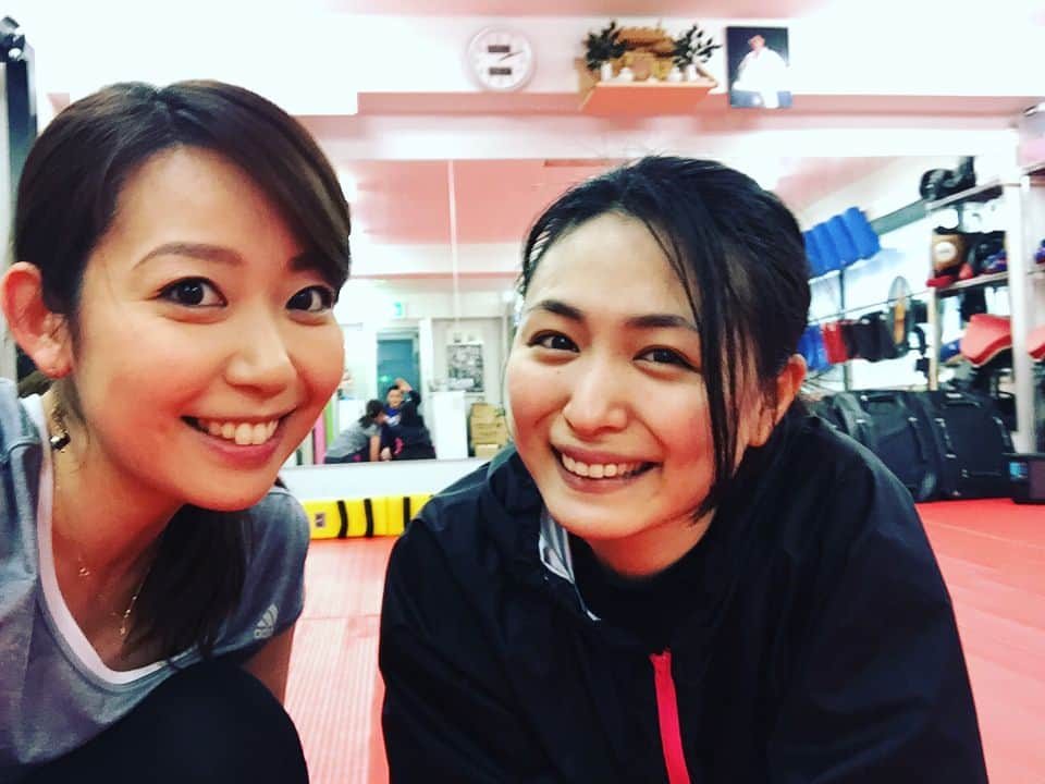 須黒清華のインスタグラム：「またまたゆっきーとキック♪ (鏡越しの館長、いつも有難うございます！) 一緒だと1人より頑張れるー‼︎ 週1通ってるゆきえ先輩は私よりハードワーク。 かっこいいー✨ で、それをバランスボールの上で見守る私（笑） #川村ゆきえ #キックボクシング女子 #エクササイズ #夏に向けて頑張ろう」