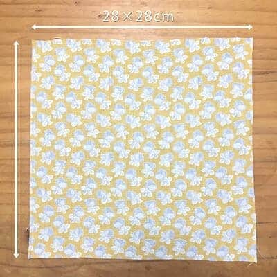 マーノクレアール (手芸のオカダヤグループ)さんのインスタグラム写真 - (マーノクレアール (手芸のオカダヤグループ)Instagram)「【レシピ】携帯用ボックスティッシュケースの作り方 花粉症や風邪でテッシュが手放せない方に。既製のポケットティッシュだと、使う時広げる必要があったり、すぐなくなってしまったり少し不便ですよね。お気に入りの生地とボタンを使って、少しでも気分を上向きに！ 厚さ1cm程度までティッシュが入ります♪ロックもジグザグミシンも使用しないので、手縫いでもできちゃいます！ . ◆出来上がりサイズ◆ 折り畳んだ時：約12.5×12cm 広げた時：約25×12cm . 【材料】 生地 …110cm巾 30cm ※a ヒモ…9cm ※b ボタン…25mm1ヶ ※c 力(チカラ)ボタン…1個 . ※a…今回使用したのは「nakaniwa」のリネンキャンバス生地。 ※b…本作品では共布でループのヒモを作り使用。 ※c…本作品では「くるみボタンキット ホームツツミ 25mm 7組入り」でくるみボタンを作り使用。 . 【おすすめ道具】 クロバー アイロン定規 . 【作り方】 (1)28×28cmに生地をカットします。 (2)上下を1.5cm折り曲げアイロンを掛けます。※クロバーのアイロン定規を使うと、目盛り通りに折り曲げながらアイロンをかけられるのでとっても便利です！ 1.5cmに折り曲げた部分を広げさらに半分に折り曲げ、三つ折りにアイロンがけします。 (3)三つ折りした部分をミシンで縫います。 (4)上下を半分に折り曲げます。画像のように5mm程度重ねてください。 (5)両端を端から5mmのところを縫い、右側のみ「長さ9cmのヒモ」を縫い代部分に縫い付けておきます。※ヒモはお好みの物でOKです! (6)本体を裏にひっくり返し、ヒモが曲がらないようまち針でまっすぐとめておきます。 (7)端から8mmのところを縫います。※これで切り端が袋縫いされるので、ロックもジグザグミシンも必要ありません！ (8)表に返します。 (9)ボタンを縫い付け、完成です！ ※ボタンの縫い付け部分は布地に負担がかかります。力ボタン（ちからボタン）を生地裏面につける事で布地にダメージがかかりにくく、長くお使いいただけます。生地を挟んで、表ボタンと力ボタンの穴に交互に糸を通して縫い付けます。 . ※本記事は、オカダヤ手作りブログからピックアップしてご紹介しています。ブログ記事の方が、画像や作り方が詳しく載っていますので、ぜひご参考にされてください。 【オカダヤ「携帯用ボックスティッシュケースの作り方」】で検索してみてくださいね。 . #携帯用ボックスティッシュケース #ボックスティッシュカバー #ボックスティッシュケース #花粉症対策 #手縫いでもできる #鼻にやさしいティッシュが使える #nakaniwa #簡単手作り #ソーイング #sewing #マーノクレアール #manocreare #ホビースクランブル #HOBBYSCRAMBLE #オカダヤ #okadaya」3月12日 12時40分 - manocreare