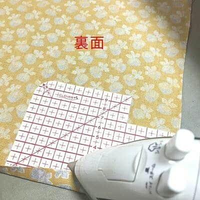 マーノクレアール (手芸のオカダヤグループ)さんのインスタグラム写真 - (マーノクレアール (手芸のオカダヤグループ)Instagram)「【レシピ】携帯用ボックスティッシュケースの作り方 花粉症や風邪でテッシュが手放せない方に。既製のポケットティッシュだと、使う時広げる必要があったり、すぐなくなってしまったり少し不便ですよね。お気に入りの生地とボタンを使って、少しでも気分を上向きに！ 厚さ1cm程度までティッシュが入ります♪ロックもジグザグミシンも使用しないので、手縫いでもできちゃいます！ . ◆出来上がりサイズ◆ 折り畳んだ時：約12.5×12cm 広げた時：約25×12cm . 【材料】 生地 …110cm巾 30cm ※a ヒモ…9cm ※b ボタン…25mm1ヶ ※c 力(チカラ)ボタン…1個 . ※a…今回使用したのは「nakaniwa」のリネンキャンバス生地。 ※b…本作品では共布でループのヒモを作り使用。 ※c…本作品では「くるみボタンキット ホームツツミ 25mm 7組入り」でくるみボタンを作り使用。 . 【おすすめ道具】 クロバー アイロン定規 . 【作り方】 (1)28×28cmに生地をカットします。 (2)上下を1.5cm折り曲げアイロンを掛けます。※クロバーのアイロン定規を使うと、目盛り通りに折り曲げながらアイロンをかけられるのでとっても便利です！ 1.5cmに折り曲げた部分を広げさらに半分に折り曲げ、三つ折りにアイロンがけします。 (3)三つ折りした部分をミシンで縫います。 (4)上下を半分に折り曲げます。画像のように5mm程度重ねてください。 (5)両端を端から5mmのところを縫い、右側のみ「長さ9cmのヒモ」を縫い代部分に縫い付けておきます。※ヒモはお好みの物でOKです! (6)本体を裏にひっくり返し、ヒモが曲がらないようまち針でまっすぐとめておきます。 (7)端から8mmのところを縫います。※これで切り端が袋縫いされるので、ロックもジグザグミシンも必要ありません！ (8)表に返します。 (9)ボタンを縫い付け、完成です！ ※ボタンの縫い付け部分は布地に負担がかかります。力ボタン（ちからボタン）を生地裏面につける事で布地にダメージがかかりにくく、長くお使いいただけます。生地を挟んで、表ボタンと力ボタンの穴に交互に糸を通して縫い付けます。 . ※本記事は、オカダヤ手作りブログからピックアップしてご紹介しています。ブログ記事の方が、画像や作り方が詳しく載っていますので、ぜひご参考にされてください。 【オカダヤ「携帯用ボックスティッシュケースの作り方」】で検索してみてくださいね。 . #携帯用ボックスティッシュケース #ボックスティッシュカバー #ボックスティッシュケース #花粉症対策 #手縫いでもできる #鼻にやさしいティッシュが使える #nakaniwa #簡単手作り #ソーイング #sewing #マーノクレアール #manocreare #ホビースクランブル #HOBBYSCRAMBLE #オカダヤ #okadaya」3月12日 12時40分 - manocreare