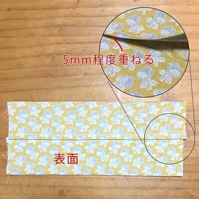 マーノクレアール (手芸のオカダヤグループ)さんのインスタグラム写真 - (マーノクレアール (手芸のオカダヤグループ)Instagram)「【レシピ】携帯用ボックスティッシュケースの作り方 花粉症や風邪でテッシュが手放せない方に。既製のポケットティッシュだと、使う時広げる必要があったり、すぐなくなってしまったり少し不便ですよね。お気に入りの生地とボタンを使って、少しでも気分を上向きに！ 厚さ1cm程度までティッシュが入ります♪ロックもジグザグミシンも使用しないので、手縫いでもできちゃいます！ . ◆出来上がりサイズ◆ 折り畳んだ時：約12.5×12cm 広げた時：約25×12cm . 【材料】 生地 …110cm巾 30cm ※a ヒモ…9cm ※b ボタン…25mm1ヶ ※c 力(チカラ)ボタン…1個 . ※a…今回使用したのは「nakaniwa」のリネンキャンバス生地。 ※b…本作品では共布でループのヒモを作り使用。 ※c…本作品では「くるみボタンキット ホームツツミ 25mm 7組入り」でくるみボタンを作り使用。 . 【おすすめ道具】 クロバー アイロン定規 . 【作り方】 (1)28×28cmに生地をカットします。 (2)上下を1.5cm折り曲げアイロンを掛けます。※クロバーのアイロン定規を使うと、目盛り通りに折り曲げながらアイロンをかけられるのでとっても便利です！ 1.5cmに折り曲げた部分を広げさらに半分に折り曲げ、三つ折りにアイロンがけします。 (3)三つ折りした部分をミシンで縫います。 (4)上下を半分に折り曲げます。画像のように5mm程度重ねてください。 (5)両端を端から5mmのところを縫い、右側のみ「長さ9cmのヒモ」を縫い代部分に縫い付けておきます。※ヒモはお好みの物でOKです! (6)本体を裏にひっくり返し、ヒモが曲がらないようまち針でまっすぐとめておきます。 (7)端から8mmのところを縫います。※これで切り端が袋縫いされるので、ロックもジグザグミシンも必要ありません！ (8)表に返します。 (9)ボタンを縫い付け、完成です！ ※ボタンの縫い付け部分は布地に負担がかかります。力ボタン（ちからボタン）を生地裏面につける事で布地にダメージがかかりにくく、長くお使いいただけます。生地を挟んで、表ボタンと力ボタンの穴に交互に糸を通して縫い付けます。 . ※本記事は、オカダヤ手作りブログからピックアップしてご紹介しています。ブログ記事の方が、画像や作り方が詳しく載っていますので、ぜひご参考にされてください。 【オカダヤ「携帯用ボックスティッシュケースの作り方」】で検索してみてくださいね。 . #携帯用ボックスティッシュケース #ボックスティッシュカバー #ボックスティッシュケース #花粉症対策 #手縫いでもできる #鼻にやさしいティッシュが使える #nakaniwa #簡単手作り #ソーイング #sewing #マーノクレアール #manocreare #ホビースクランブル #HOBBYSCRAMBLE #オカダヤ #okadaya」3月12日 12時40分 - manocreare