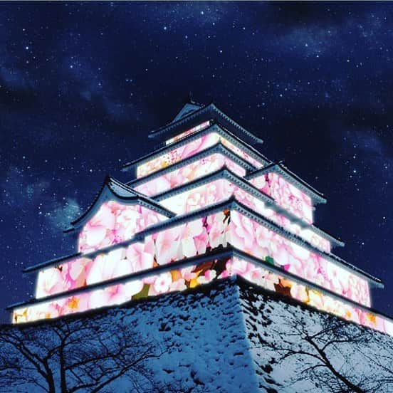 hinacoのインスタグラム：「昨日3月11日に会津行われたイベント「ふくしま復興への想いを込めて2018 from 会津」に出演してきました。東日本大震災から7年。福島県内でも地域によって状況は様々で、復興具合も違いますが、みなさん冬の寒さを耐えるように手を取り合い、踏ん張っています。昨日のイベントで、大熊町から会津に避難している子どもたちと一緒に、雪が舞う空に向けて「花は咲く」を歌ったのですが、想いと共に涙も込み上げてきました。被災地に早く春が訪れますように。そして、一日いちにちを大切に、今を生きましょう。 #3月11日  #ふくしま #復興への想いを込めて #2018 #会津 #花は咲く」