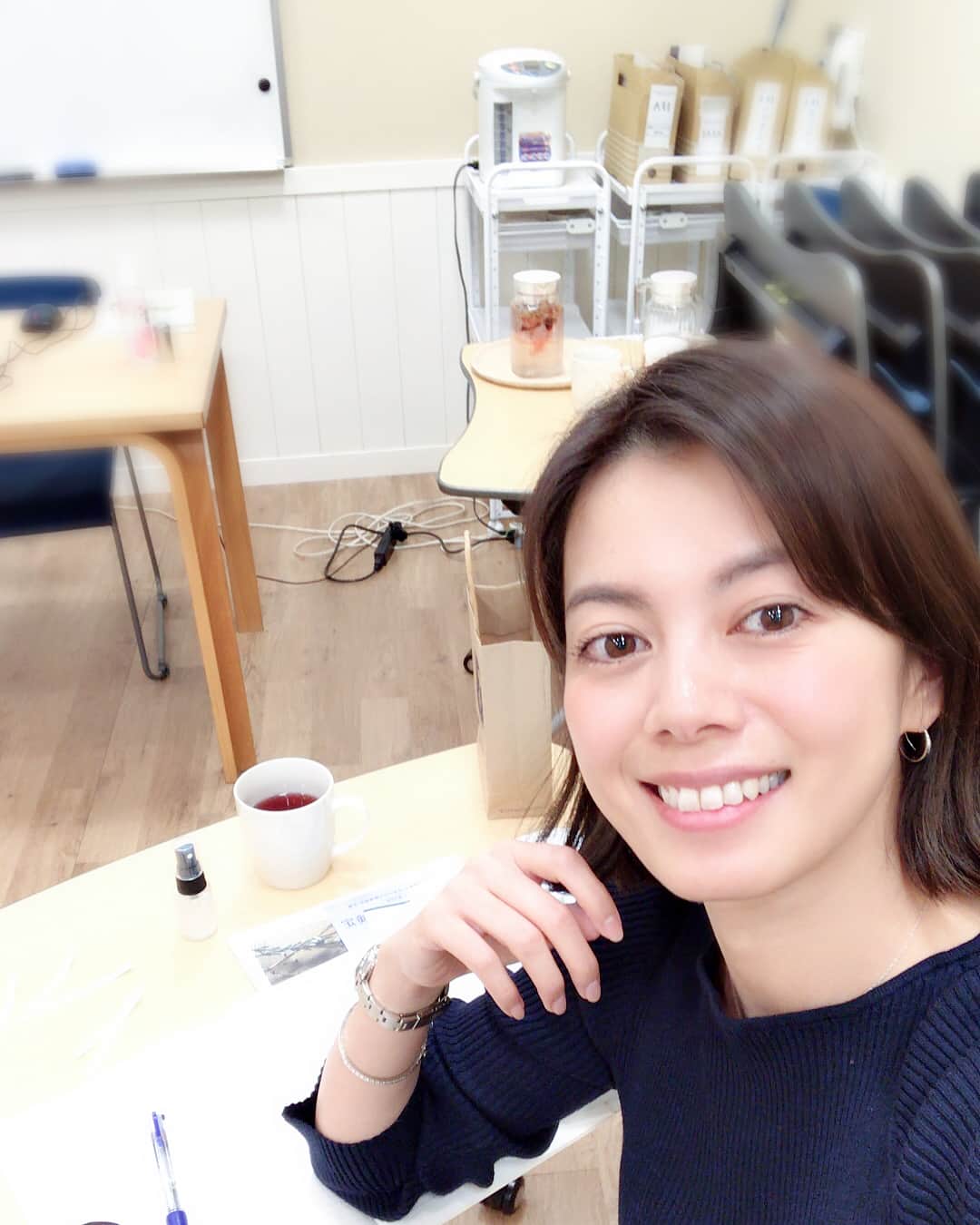 のインスタグラム：「アロマの資格を取るために これからスクールに通うことになりました🌿 難しい単語がたくさん出てくるけど、 香りを嗅ぎながらの授業はとっても楽しい！！ テストまでがんばるぞー！ . #アロマテラピー #アロマオイル」