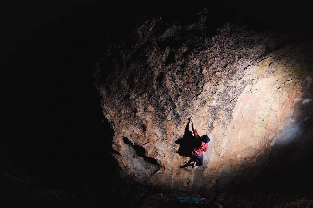 村井隆一さんのインスタグラム写真 - (村井隆一Instagram)「Hard struggle🔥  Photo by @riquality  #climbing#bouldering#bishop#bishopbouldering#rocktrip#ボルダリング」3月12日 16時17分 - ryu____1