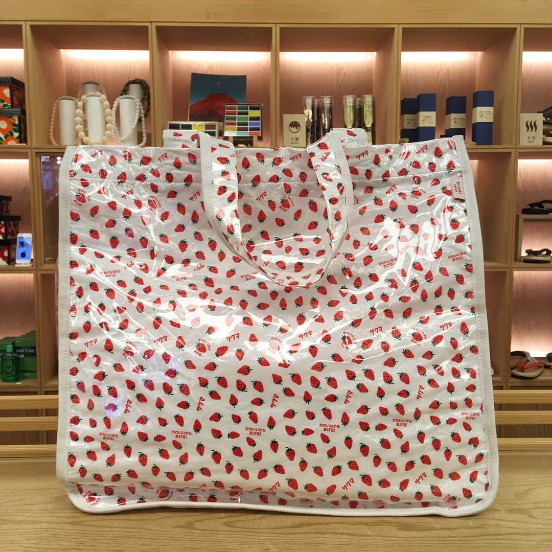 BEAMS JAPANさんのインスタグラム写真 - (BEAMS JAPANInstagram)「＜サクマ製菓＞ 【BEAMS JAPAN別注 いちごみるく トートバッグ】 小 ¥7,500+TAX 大 ¥10,000+TAX  BEAMS JAPAN 1階 03-5368-7314 @beams_japan  #サクマ製菓 #サクマ #いちごみるく #いちごみるく味 #いちご #beams #beamsjapan #beamsjapan1st」3月12日 16時30分 - beams_japan