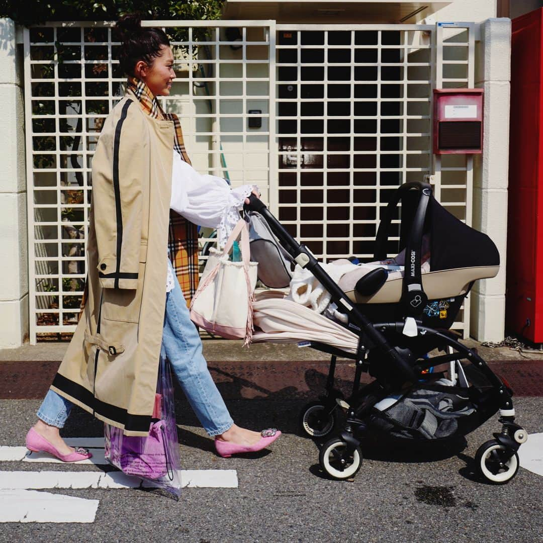 田中彩子さんのインスタグラム写真 - (田中彩子Instagram)「. SUNDAY🌞💕 . coat...#burberry blouse...#chloe  denim...#zara pumps...#manoloblahnik  bag...#celine  totebag...#ayako . side fringe tote bag/sakuraが今月末頃入荷の予定です💕 新色も続々と💕 Fringe bucket bagも今月末頃入荷です✨」3月12日 17時00分 - ayako_tanaka_