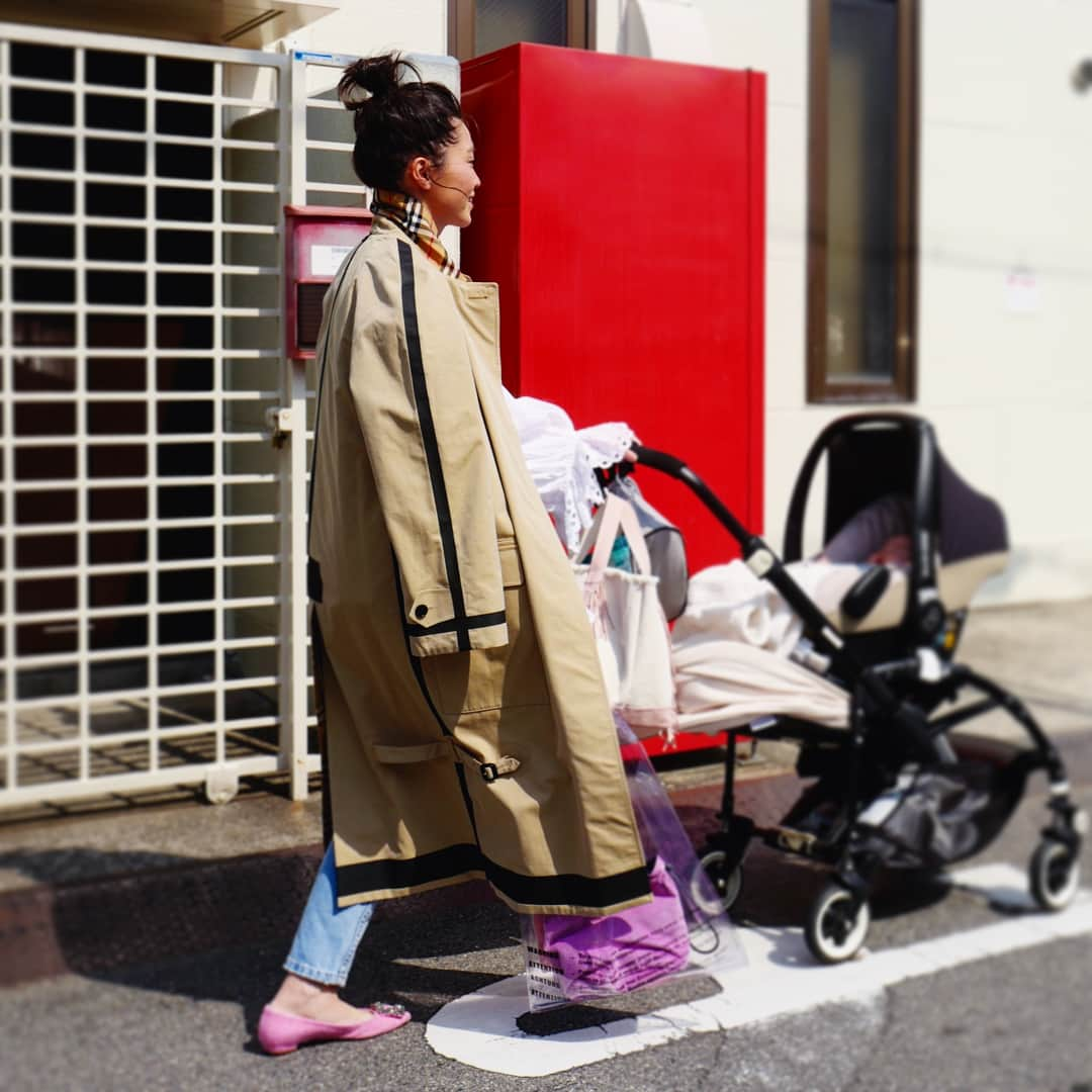 田中彩子さんのインスタグラム写真 - (田中彩子Instagram)「. SUNDAY🌞💕 . coat...#burberry blouse...#chloe  denim...#zara pumps...#manoloblahnik  bag...#celine  totebag...#ayako . side fringe tote bag/sakuraが今月末頃入荷の予定です💕 新色も続々と💕 Fringe bucket bagも今月末頃入荷です✨」3月12日 17時00分 - ayako_tanaka_