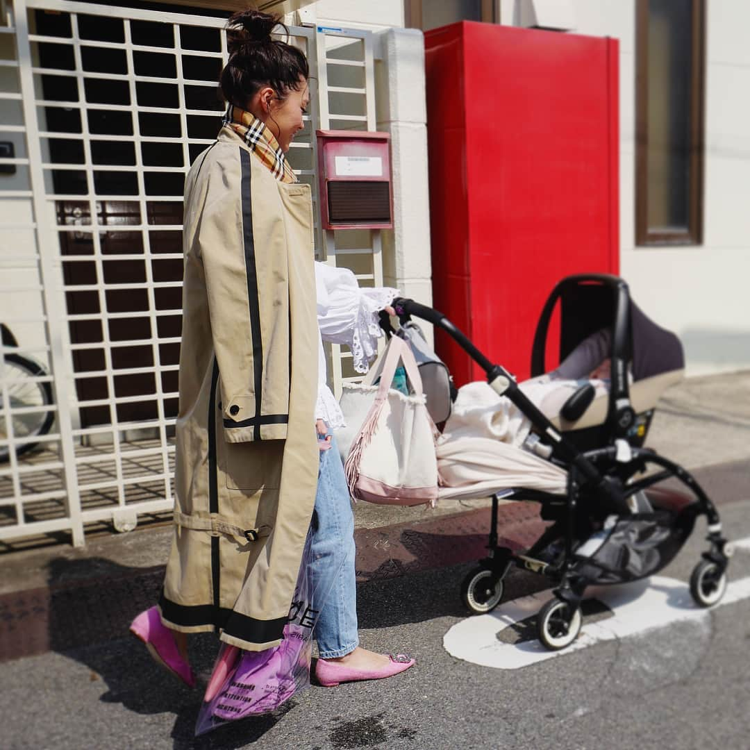 田中彩子さんのインスタグラム写真 - (田中彩子Instagram)「. SUNDAY🌞💕 . coat...#burberry blouse...#chloe  denim...#zara pumps...#manoloblahnik  bag...#celine  totebag...#ayako . side fringe tote bag/sakuraが今月末頃入荷の予定です💕 新色も続々と💕 Fringe bucket bagも今月末頃入荷です✨」3月12日 17時00分 - ayako_tanaka_