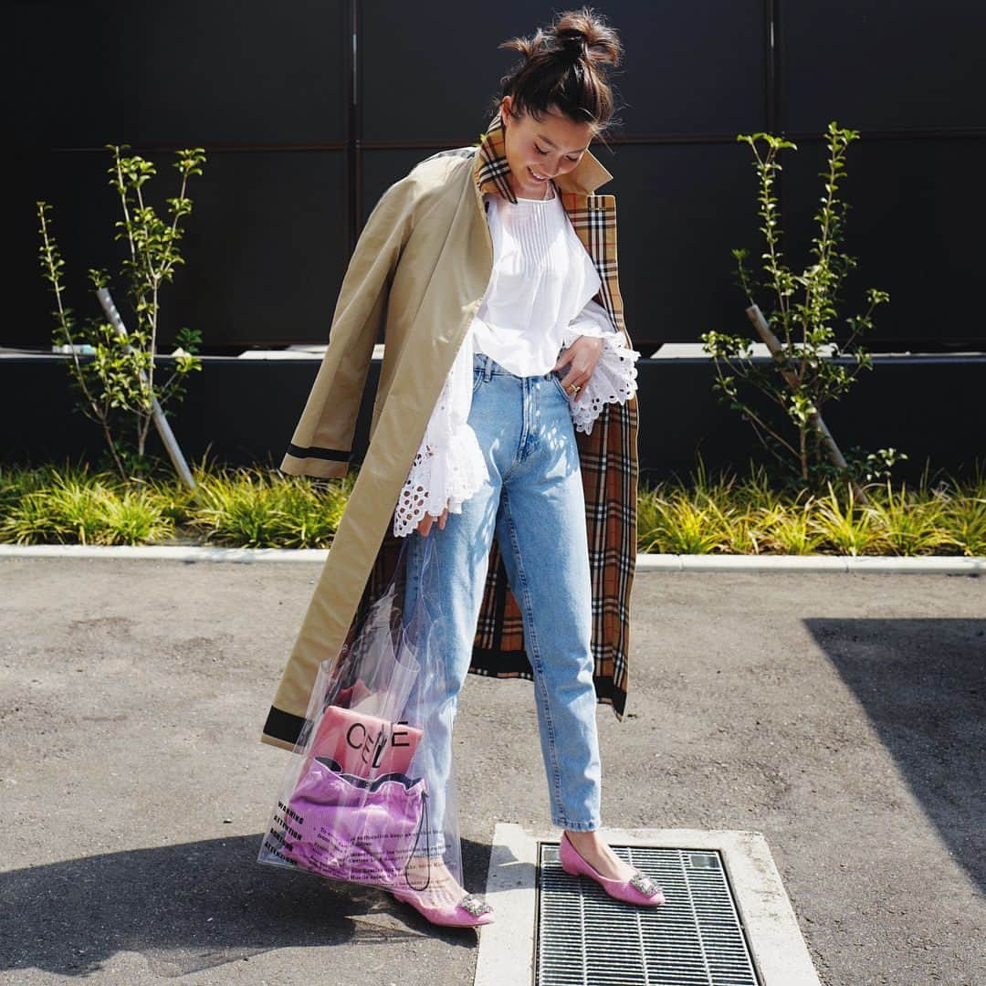 田中彩子さんのインスタグラム写真 - (田中彩子Instagram)「. SUNDAY🌞💕 . coat...#burberry blouse...#chloe  denim...#zara pumps...#manoloblahnik  bag...#celine  totebag...#ayako . side fringe tote bag/sakuraが今月末頃入荷の予定です💕 新色も続々と💕 Fringe bucket bagも今月末頃入荷です✨」3月12日 17時00分 - ayako_tanaka_