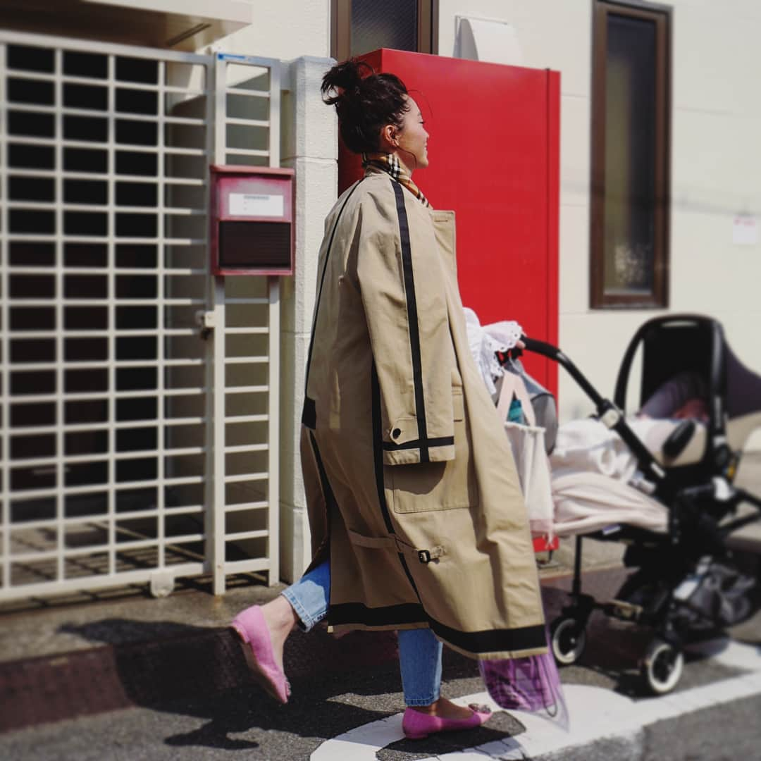 田中彩子さんのインスタグラム写真 - (田中彩子Instagram)「. SUNDAY🌞💕 . coat...#burberry blouse...#chloe  denim...#zara pumps...#manoloblahnik  bag...#celine  totebag...#ayako . side fringe tote bag/sakuraが今月末頃入荷の予定です💕 新色も続々と💕 Fringe bucket bagも今月末頃入荷です✨」3月12日 17時00分 - ayako_tanaka_