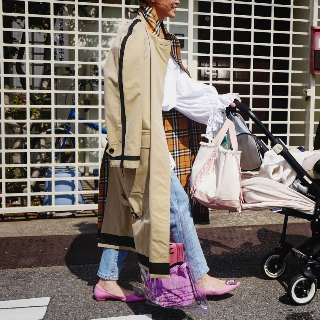 田中彩子さんのインスタグラム写真 - (田中彩子Instagram)「. SUNDAY🌞💕 . coat...#burberry blouse...#chloe  denim...#zara pumps...#manoloblahnik  bag...#celine  totebag...#ayako . side fringe tote bag/sakuraが今月末頃入荷の予定です💕 新色も続々と💕 Fringe bucket bagも今月末頃入荷です✨」3月12日 17時00分 - ayako_tanaka_