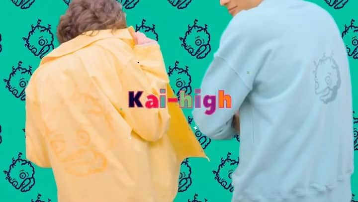 カイアークマンのインスタグラム：「- 유쾌 발랄한 에너지를 가득 담은 ’Kai-High’의 18’SS 패션필름을 공개합니다! - 발랄한 무드의 캐주얼룩을 제안하는 ‘카이하이’는 상단 프로필 링크의 무신사와 힙합퍼에서 만나보실 수 있습니다! - #KaiHigh #카이하이 #18SS #패션필름 #카이아크만 #Kaiaakmann #유니섹스 #uni3ex #데일리룩 #하이엔드 #영캐주얼 #캐주얼룩 #봄패션 #스웨트셔츠 #후디 #팬츠 #재킷」