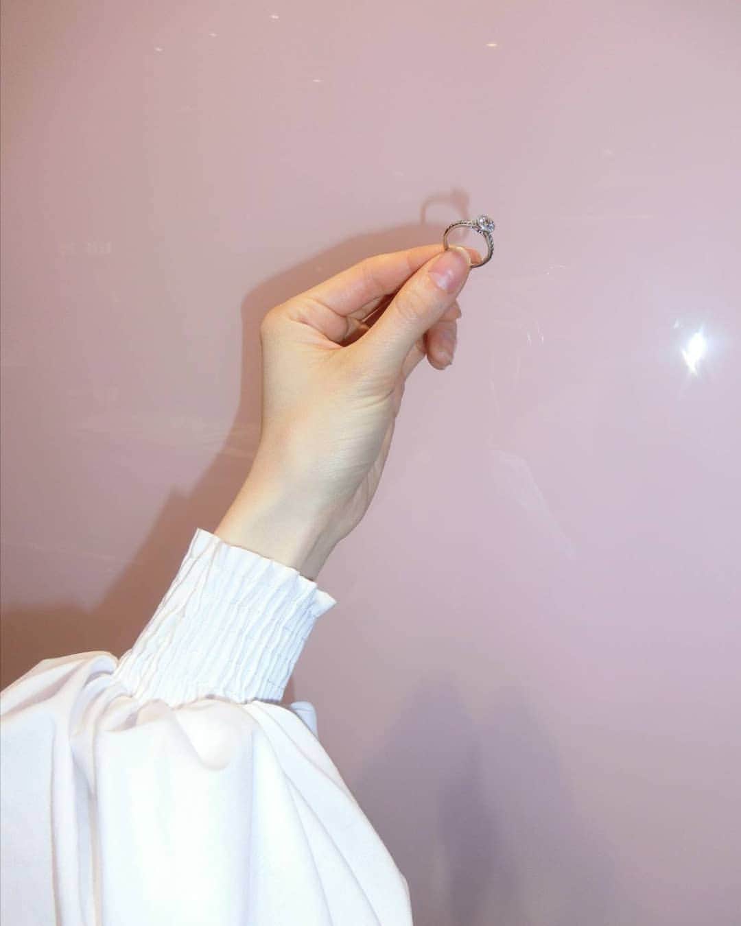 平木愛美のインスタグラム：「エンゲージリングとマリッジリング‥  を初めてじっくり見てきました♡  ここにくるかたはきっととっても幸せな気持ちで訪れるんだろうなあ‥と考えると幸せな気持ちに💗  エンゲージリングは、、、やっぱり、箱パカッてそしてキラキラと大きなダイヤに憧れるなぁ‥と、ザ！な指輪を選んでみました。  #フォーマルハウト  という指輪だそうで、王様の運命を占う星として大切にされていた「ロイヤルスター」のひとつ。センターダイヤは¨永遠に変わらない¨愛の象徴だそう。素敵‥♡♡♡ ひとつひとつオーダーがあってから造られるとのこと。  ここに、ダイヤをはめこむんだって💎💗 マリッジリングは日々大切につけられそうな、シンプルかつ繊細なデザインでダイヤの入ったリングに惹かれ‥♡ #アナエル  創造の天使の名前に由来しているのだそう。ふたりの幸福を見守ってくれる指輪とのこと‥😇 いつか、大好きな愛しいひとと、指輪を一緒に選んだり。サプライズで贈りたいと思われるようなそんな、女性になれたらいいなあ💗👰 なんて妄想しながら。楽しい時間でした。  ららぽーと湘南平塚店のアイプリモさんは店内も広く、ゆったり見やすかったです💜  #iprimo #アイプリモ #bridal #engagementring  #結婚指輪 #婚約指輪 #プレ花嫁 #ブライダル #ウェディング #エンゲージリング #マリッジリング #pr」
