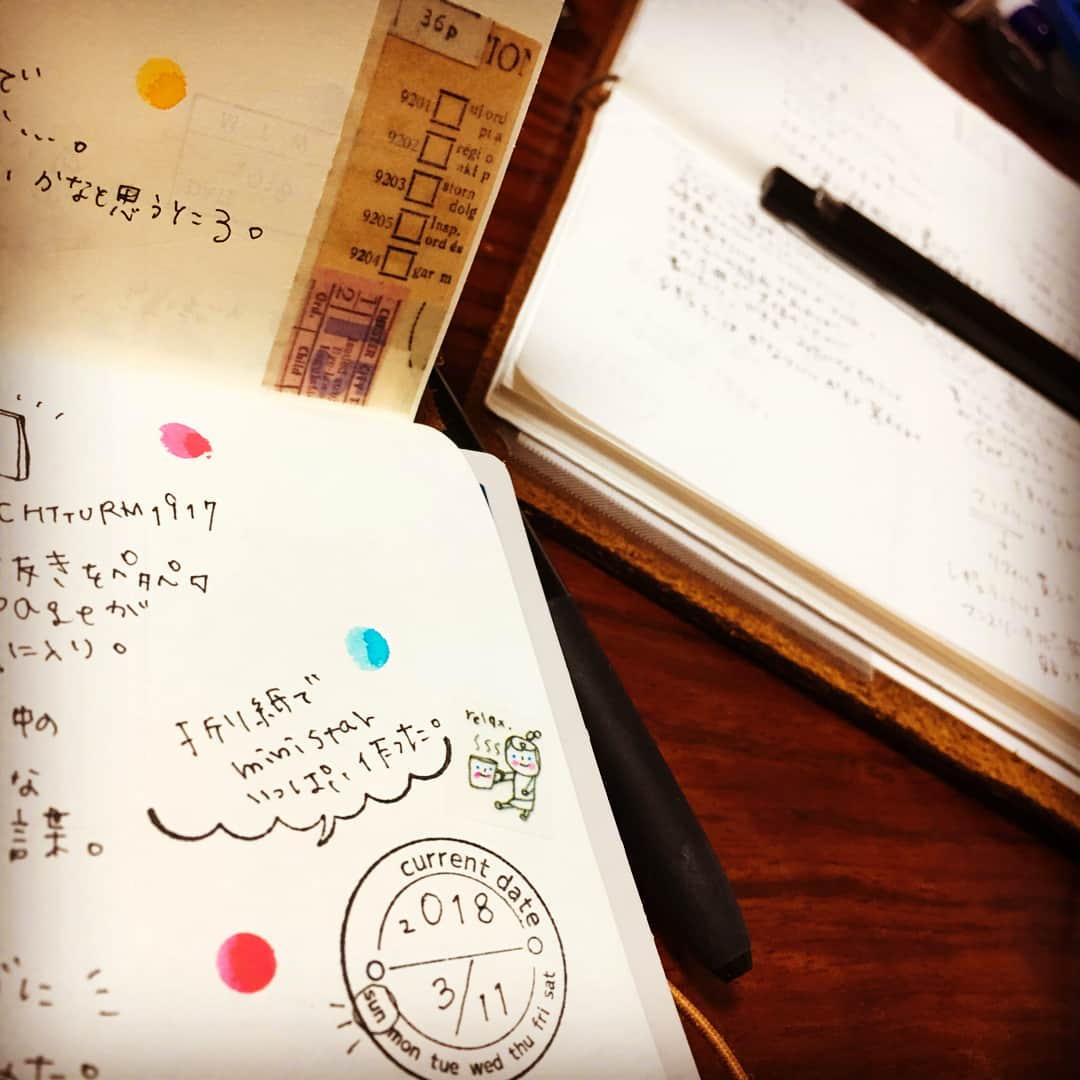 しあわせはんこさんのインスタグラム写真 - (しあわせはんこInstagram)「☆ トラベラーズノート復活。 ほぼ日weeksが健康記録にしているから、 ちょっと持ち歩きたくなくなってきて。 tnpのマンスリー買おうかとなってる。  #travelersnotebook #travelersnote #トラベラーズノート  #トラベラーズノートパスポートサイズ  #ほぼ日手帳weeks #マニラフォルダー」3月12日 19時29分 - siawasehanko